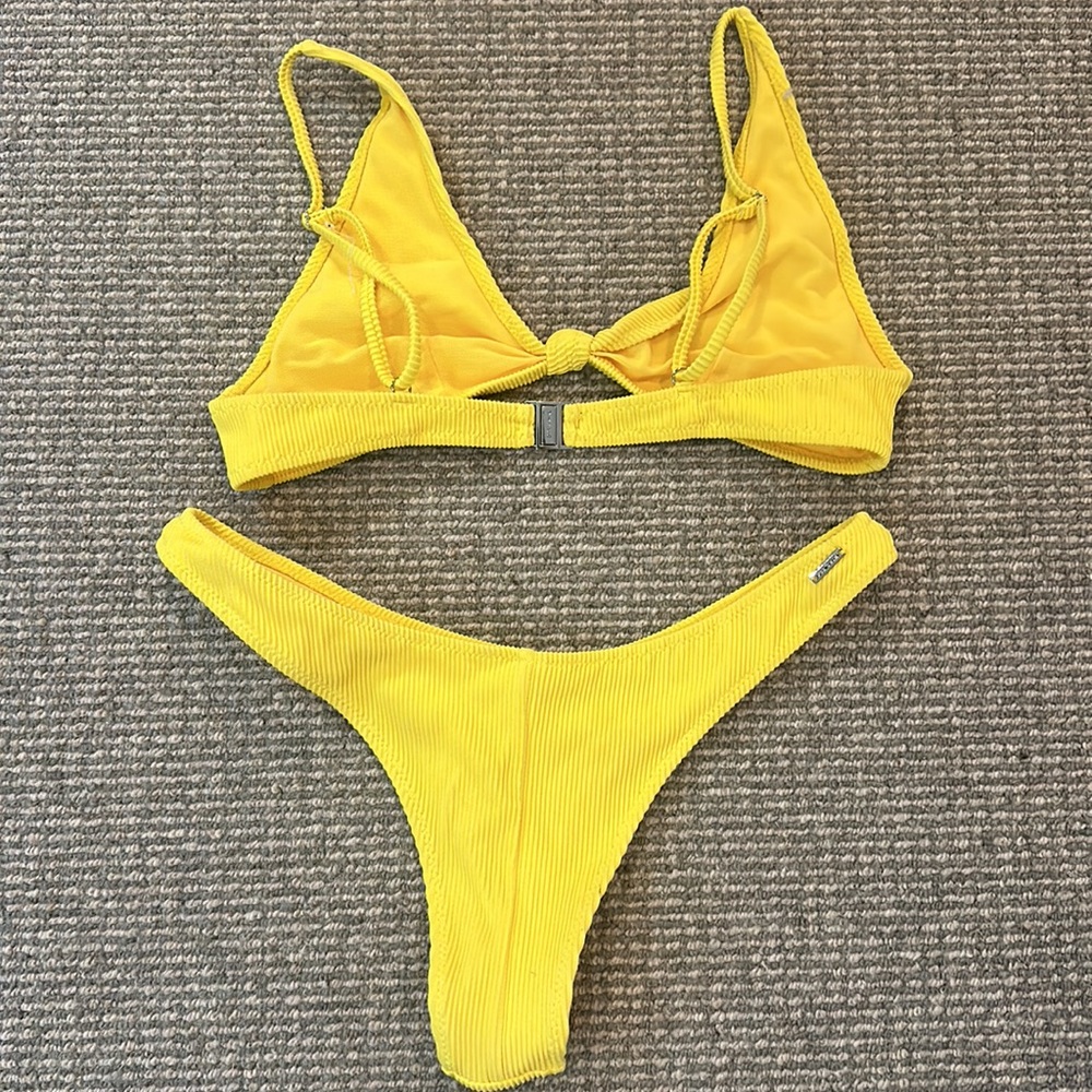 Yellow bikini - Picture 2 of 2